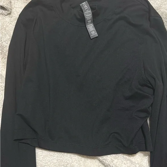 Vuori Women's Black Long Sleeve Crop Top - Picture 2 of 2